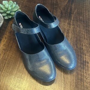 REVERE | OSAKA WOMEN’S SLIP-ON, ADJUSTABLE STRAP BLACK MARY JANE WEDGES, Size 10